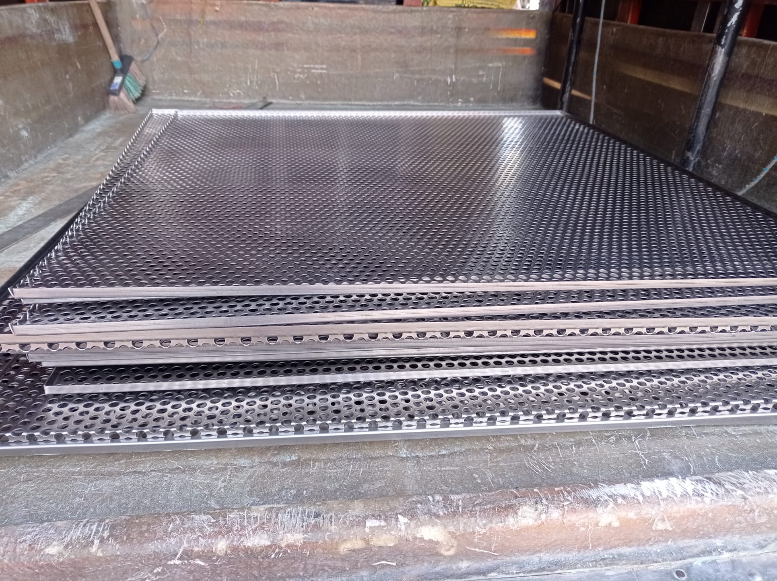 FABRICACION DE BANDEJAS EN MALLA MICROPERFORADA - Imagen 2