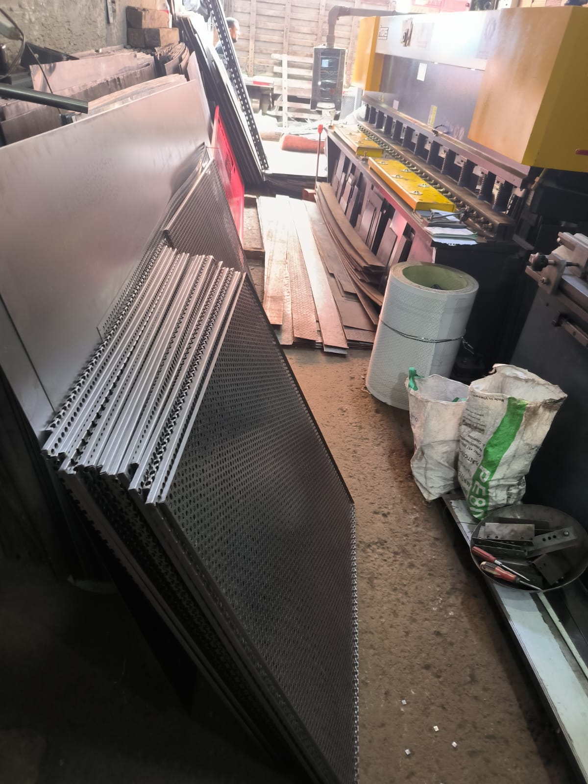 FABRICACION DE BANDEJAS EN MALLA MICROPERFORADA - Imagen 3