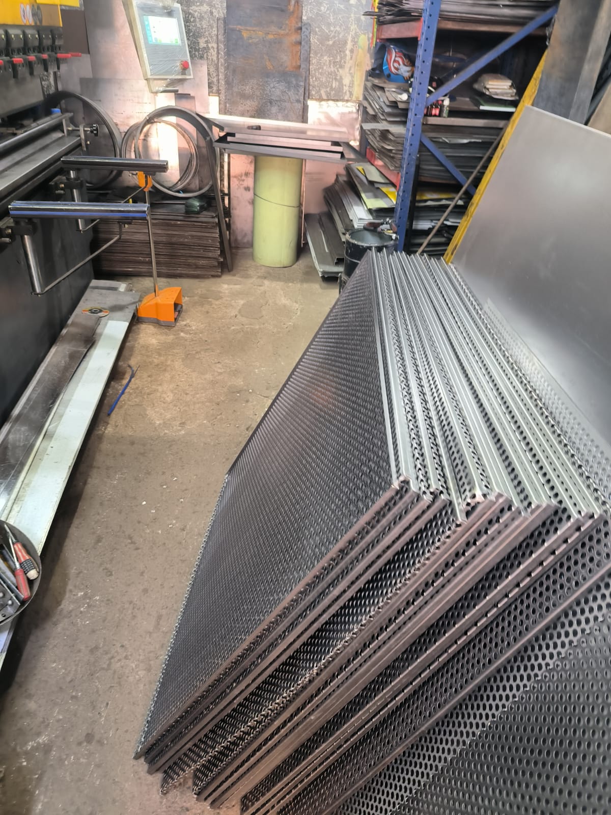 FABRICACION DE BANDEJAS EN MALLA MICROPERFORADA - Imagen 4