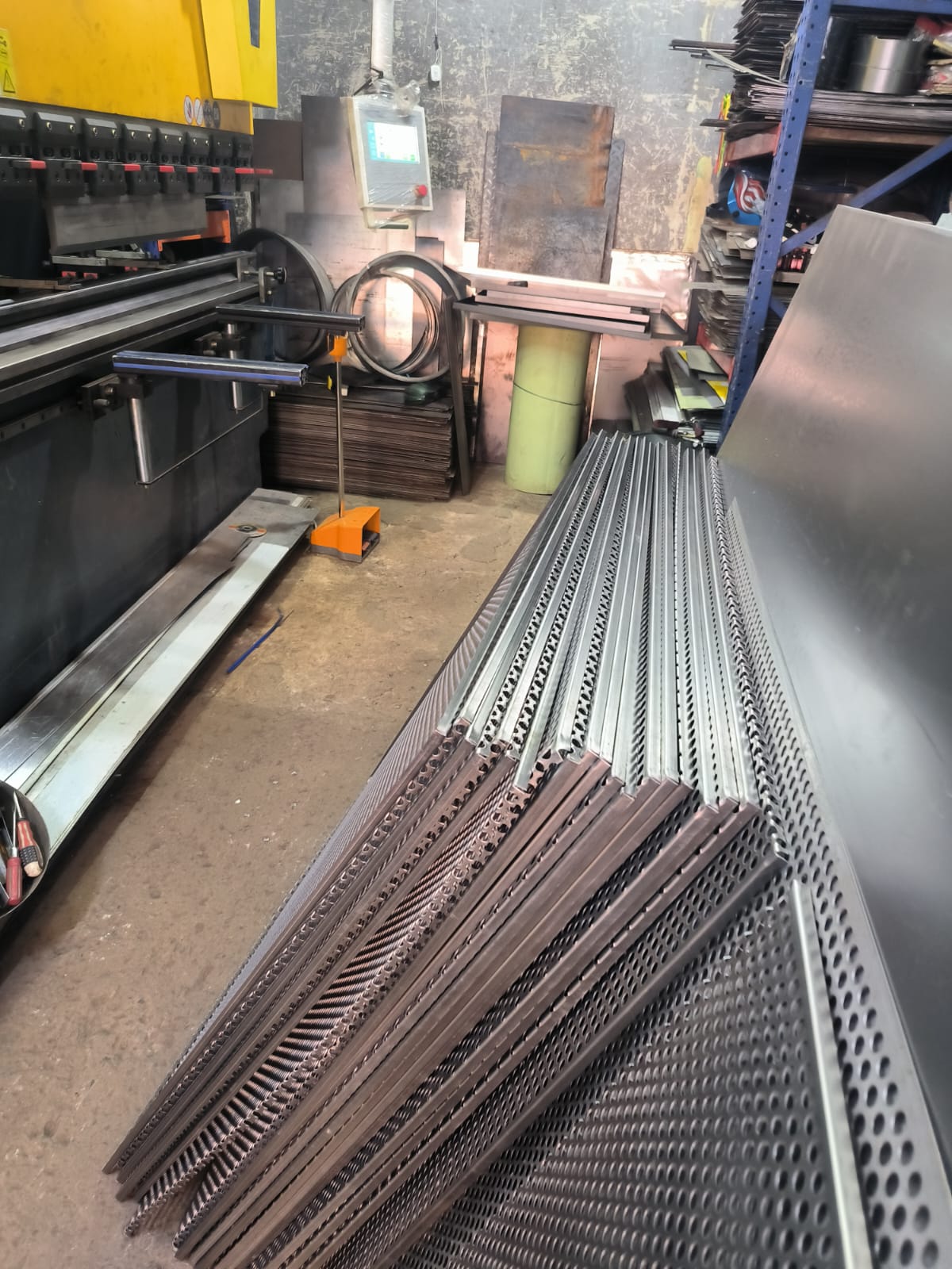FABRICACION DE BANDEJAS EN MALLA MICROPERFORADA - Imagen 5