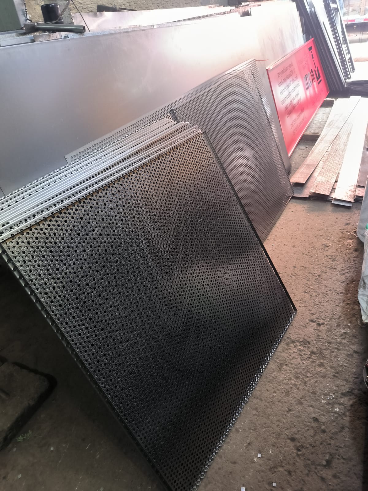 FABRICACION DE BANDEJAS EN MALLA MICROPERFORADA
